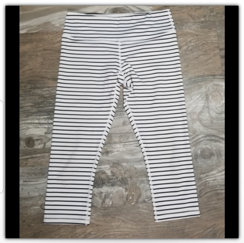 Scorpio Sol capri striped leggings size small
